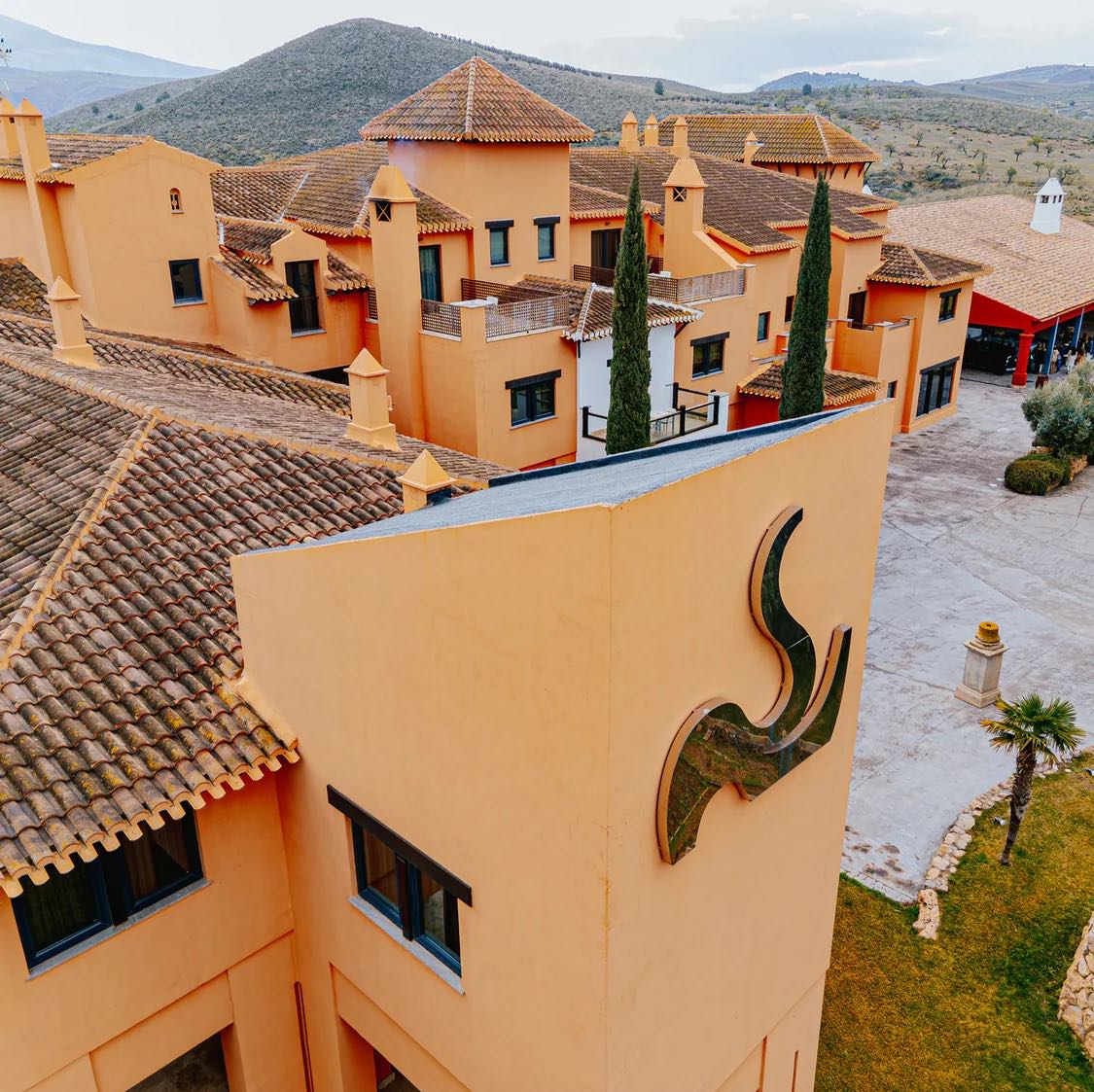 Hacienda Señorío de Nevada – Wine, Architecture and Andalusian Elegance at the Foot of the Sierra Nevada