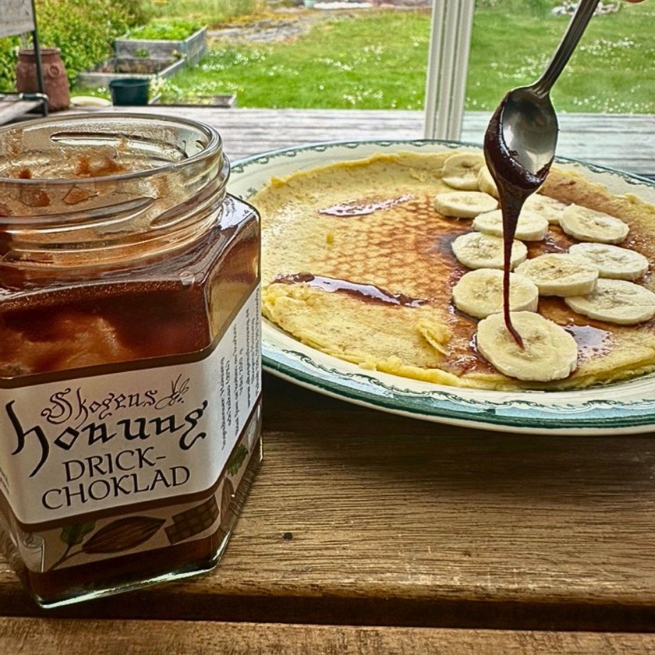 Filling Apple and Oat Pancakes with Banana and Honey Chocolate