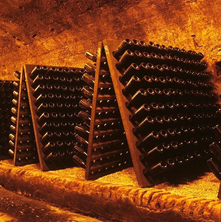 The history of the iconic Wine Rack "Champagne Pupitre" - Corkframes.com