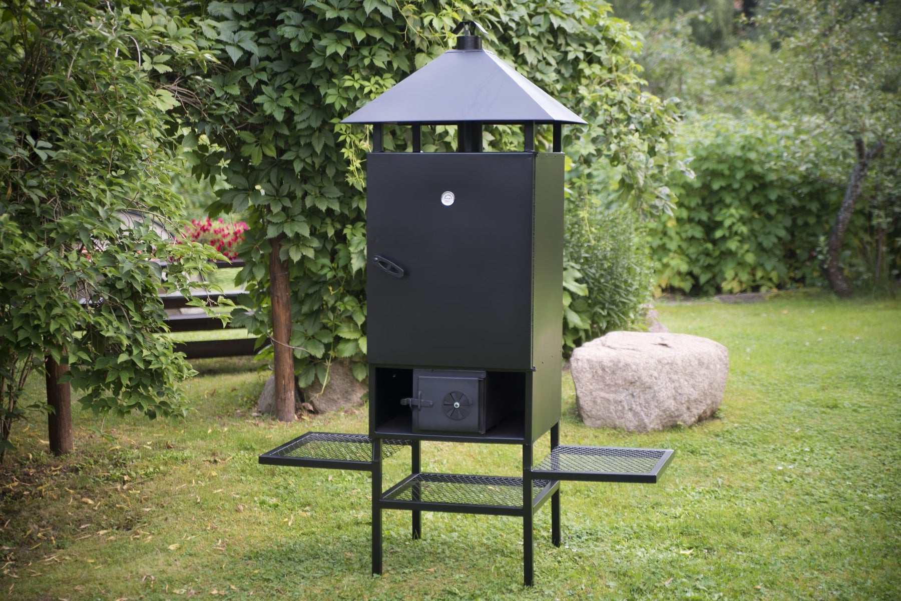 Räucherkammer - ABAS 200L mit Dach und Regalen - Schwarzstahl